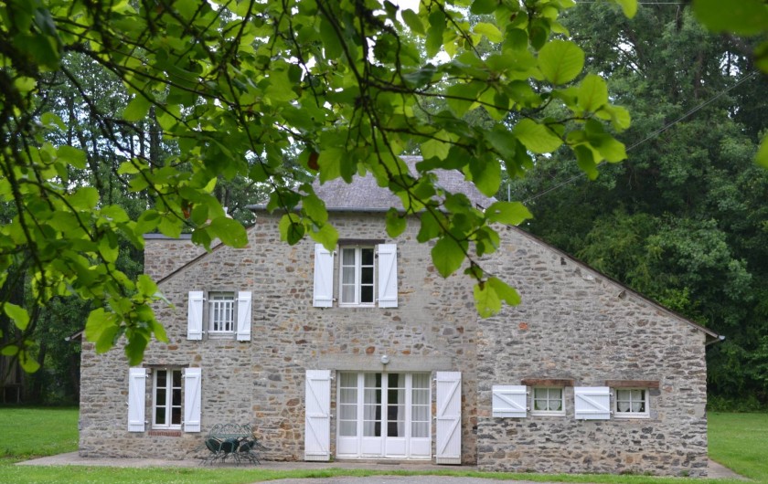 Location de vacances - Gîte à La Baconnière - Façade plein sud de la grande île de la Poupardière avec terrasse
