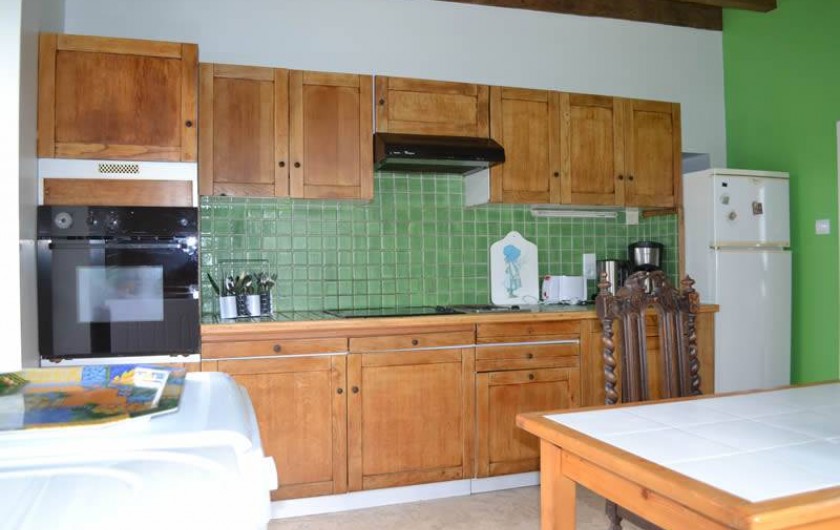 Location de vacances - Gîte à La Baconnière - Cuisine équipée (four, plaque vitrocéramique, hotte, lave vaisselle & linge)