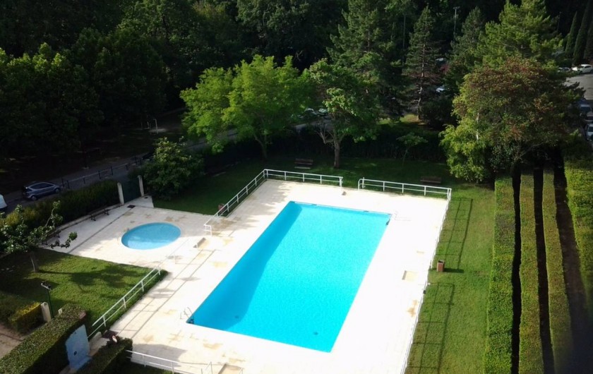 Location de vacances - Appartement à Aix-en-Provence - la pisicine et le petit bassin pour les jeunes enfants