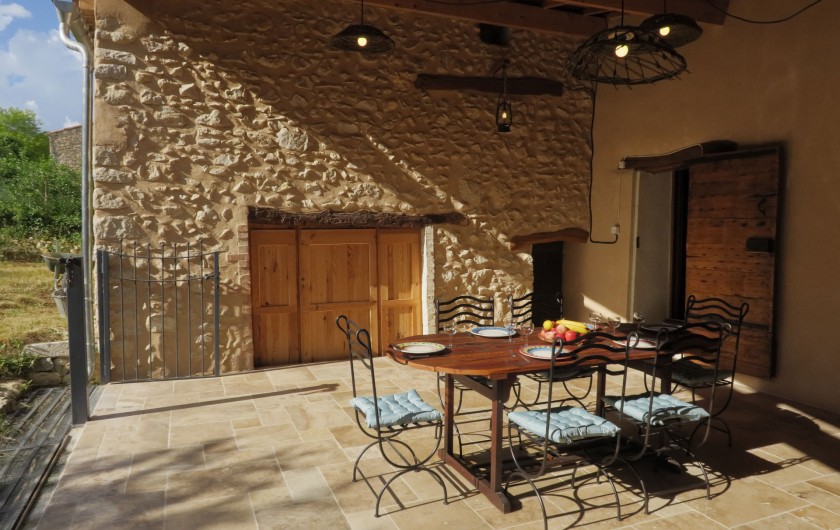 Location de vacances - Mas à Esparron-de-Verdon - Terrasse couverte avec table repas et  coin salon