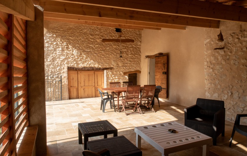 Location de vacances - Mas à Esparron-de-Verdon - Terrasse couverte avec coin salon