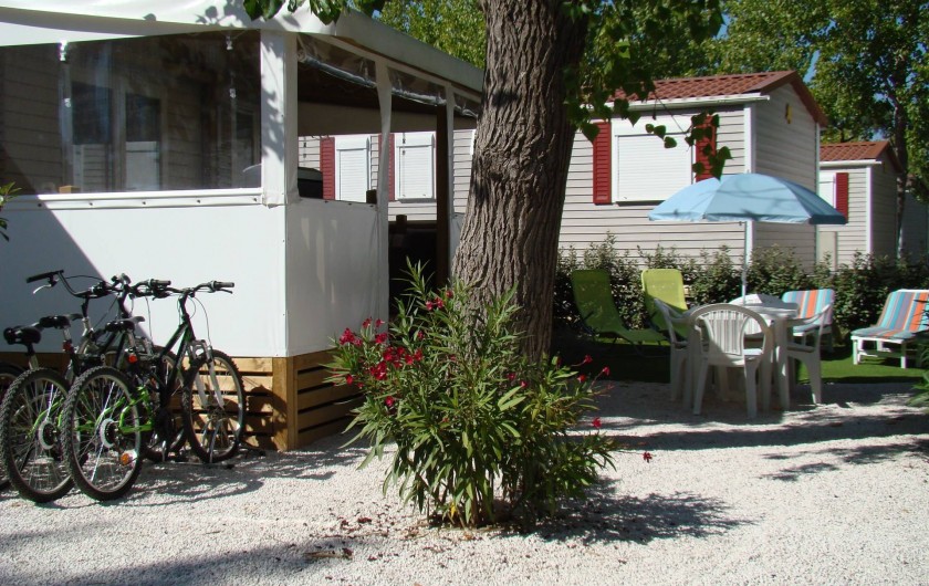 A l'extérieur, salon de jardin avec ses transats pour votre repos + 3 vélos;