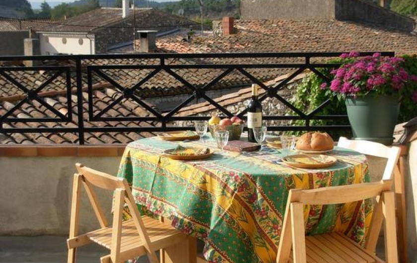 Location de vacances - Appartement à Villeneuve-Minervois - Terrasse gros plan sur les toits.
