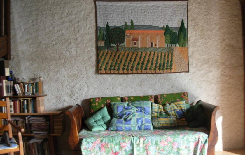 Location de vacances - Appartement à Villeneuve-Minervois - Salon  coin canapé et bibliothèque.