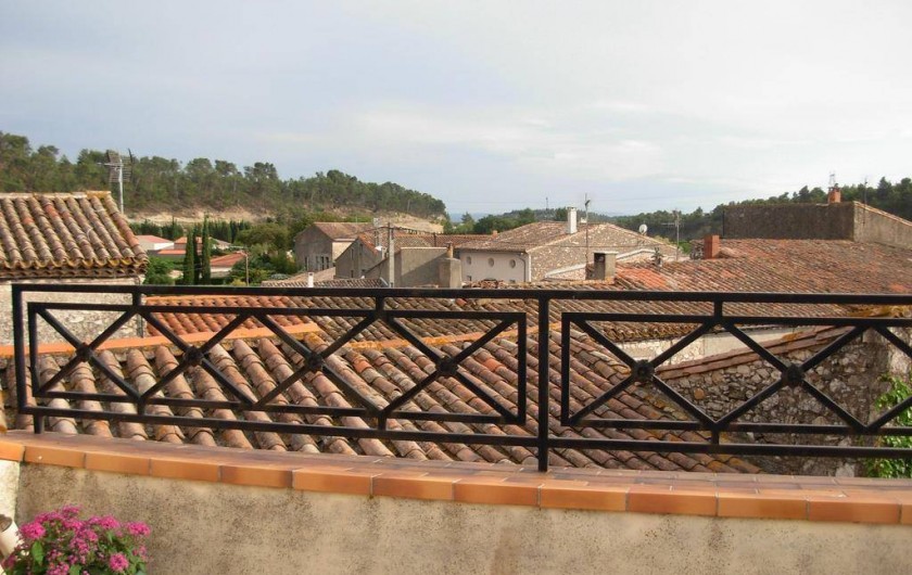 Location de vacances - Appartement à Villeneuve-Minervois - Terrasse vue dégagée sur la campagne.