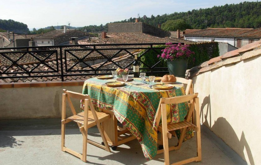 La terrasse avec possibilité de repas offre une jolie vue sur les toits .