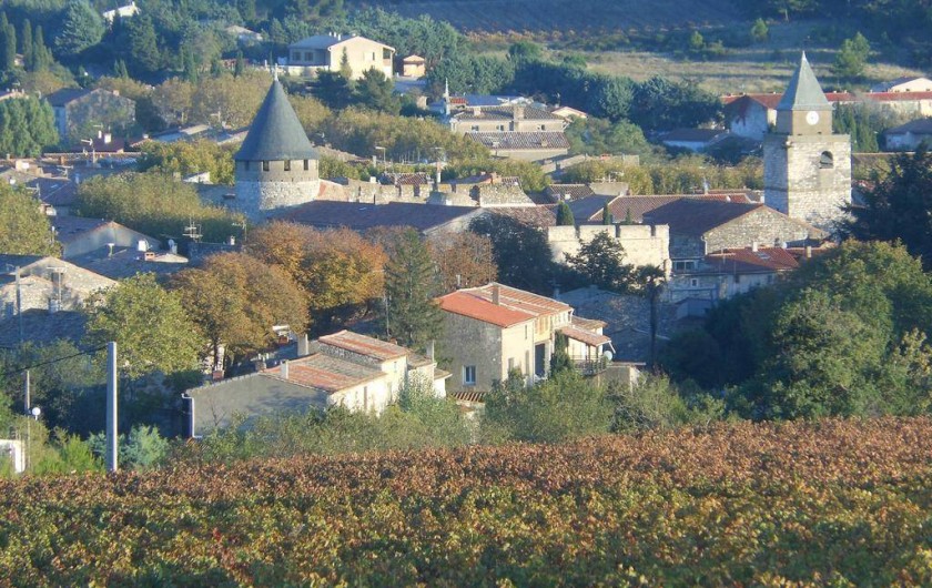 Location de vacances - Appartement à Villeneuve-Minervois - Vue sur le village en automne.
