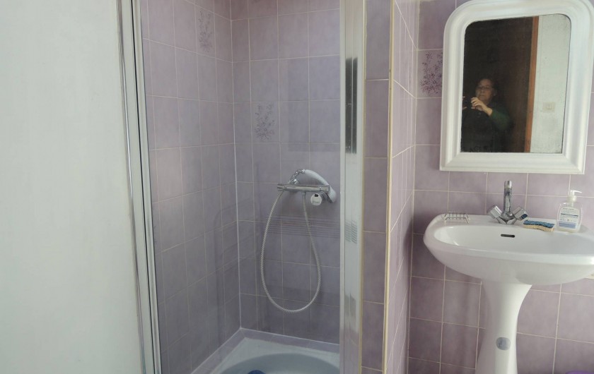 Location de vacances - Appartement à Villeneuve-Minervois - Salle d'eau avec cabine de douche