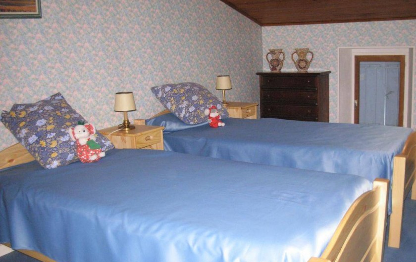 Chambre avec 2 lits en 90 pour 2 personnes.