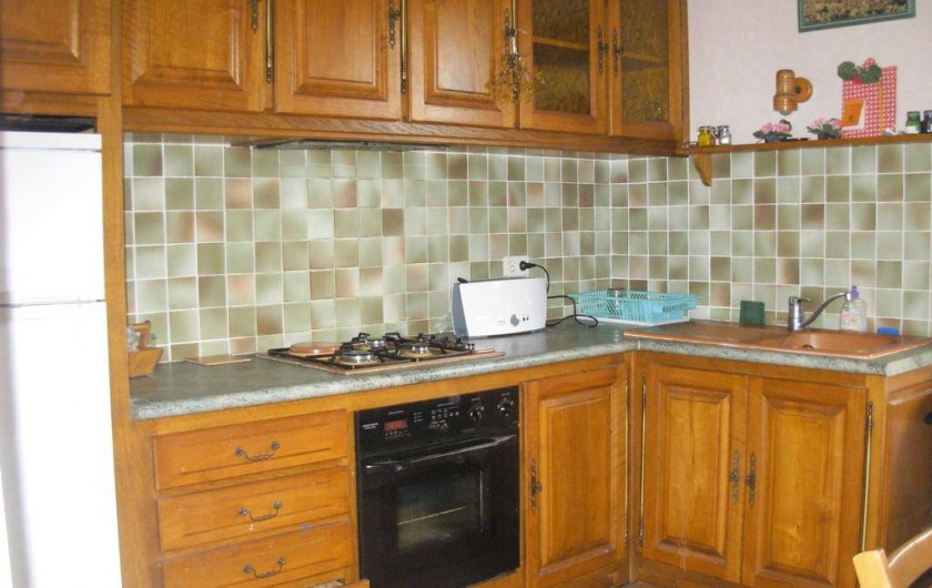 Location de vacances - Appartement à Villeneuve-Minervois - Cuisine équipée et bien aménagée donne accès à la terrasse.