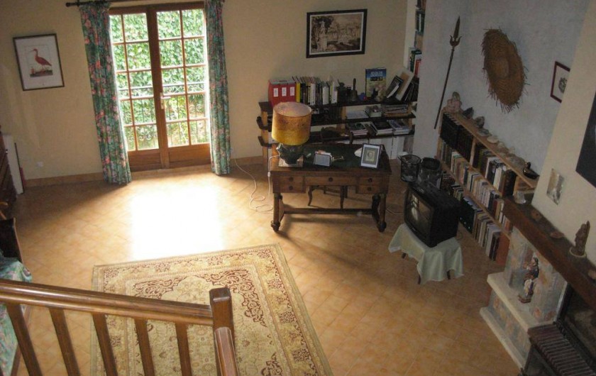 Location de vacances - Appartement à Villeneuve-Minervois - Vue sur le grand salon depuis la mezzanine.