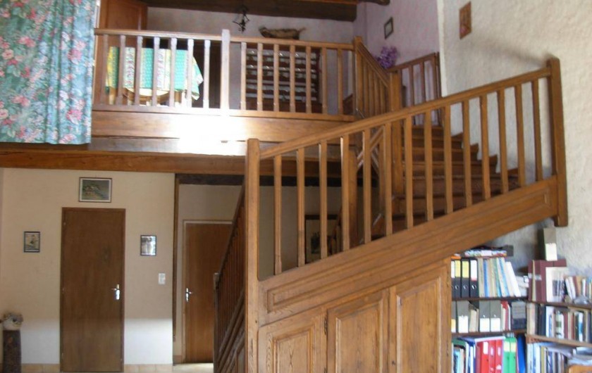 Location de vacances - Appartement à Villeneuve-Minervois - Grand escalier pour aller du salon aux chambres, salle de bains, cuisine...