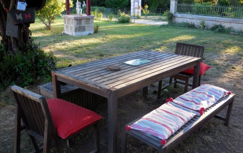 Location de vacances - Chambre d'hôtes à Laruscade - Grande table de jardin pour les repas