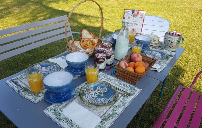 Location de vacances - Chambre d'hôtes à Laruscade - Petit-déjeuner dans le parc