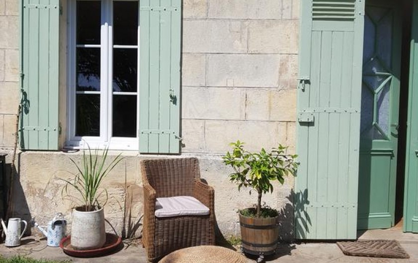 Location de vacances - Chambre d'hôtes à Laruscade - La terrasse sud, sur le jardin