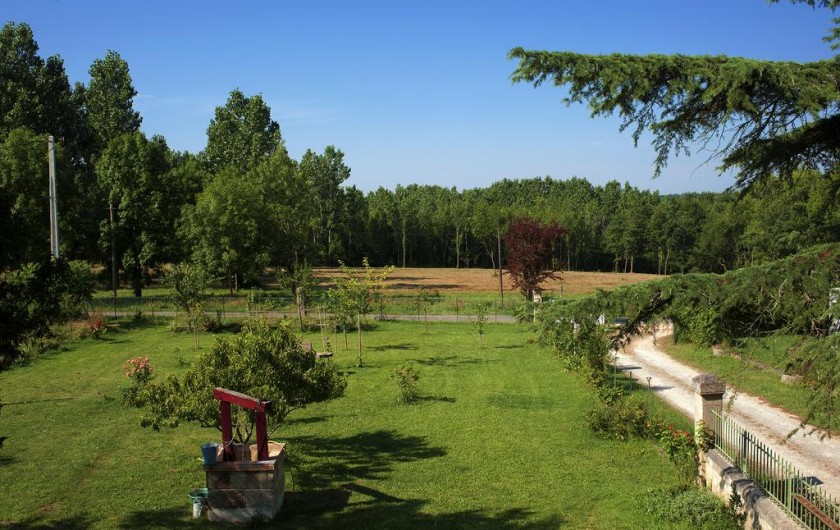 Location de vacances - Chambre d'hôtes à Laruscade - Vue depuis les chambres, sur le jardin
