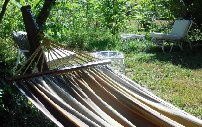 Location de vacances - Chambre d'hôtes à Laruscade - Le coin sieste dans le parc