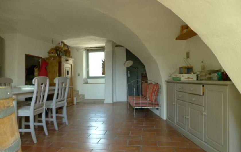 Location de vacances - Maison - Villa à La Rouvière - La cuisine  donne d'un cote sur la rue et de l'autre sur le jardin.