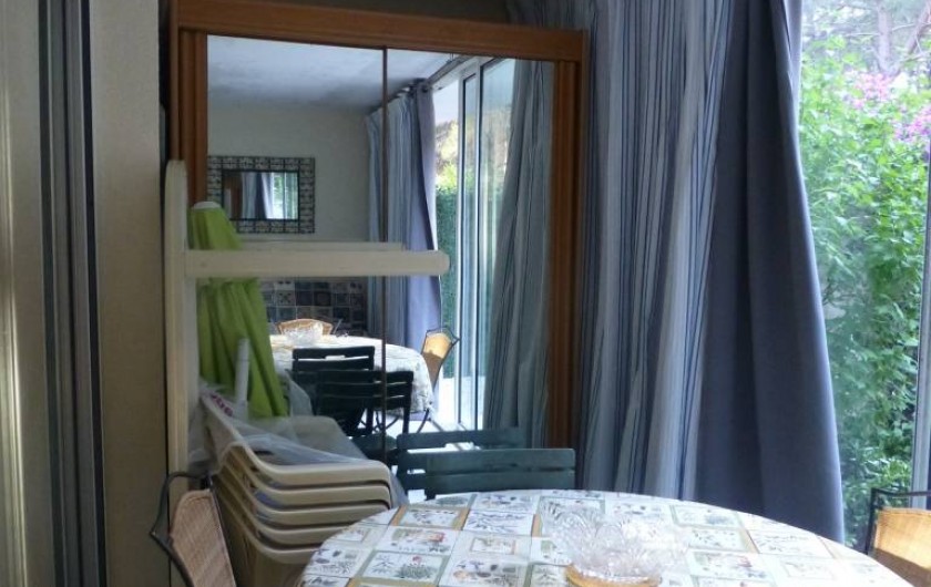 Location de vacances - Appartement à Argelès-sur-Mer - autre vue de la véranda avec matériel de jardin