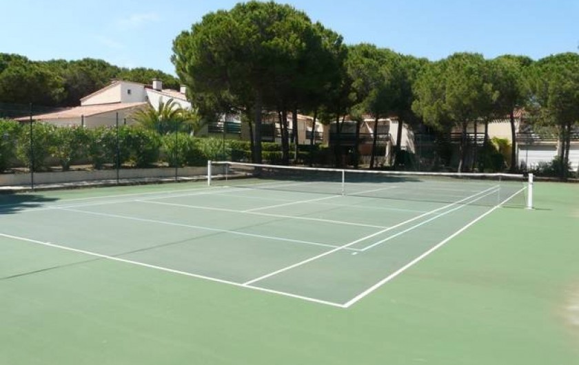 Location de vacances - Studio à Le Cap d'Agde - Le terrain de tennis (gratuit)
