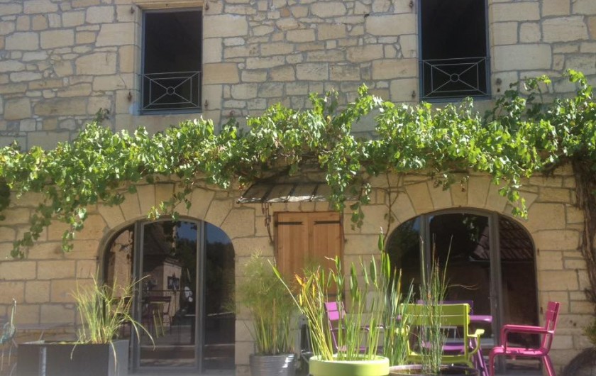 Location de vacances - Chambre d'hôtes à Carsac-Aillac - Entrée des chambres vue de la terrasse.