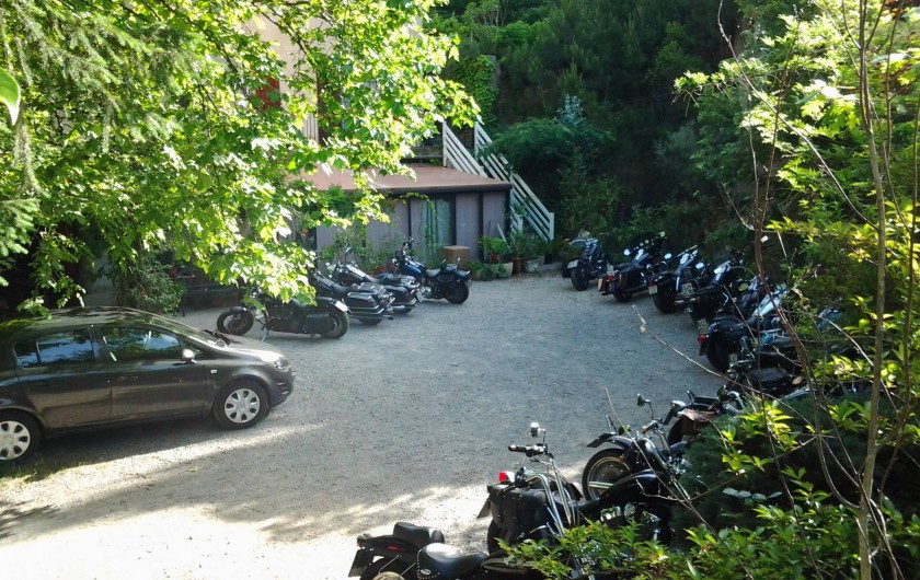 Location de vacances - Hôtel - Auberge à Malarce-sur-la-Thines - Parking lors du rassemblement annuel de Harley
