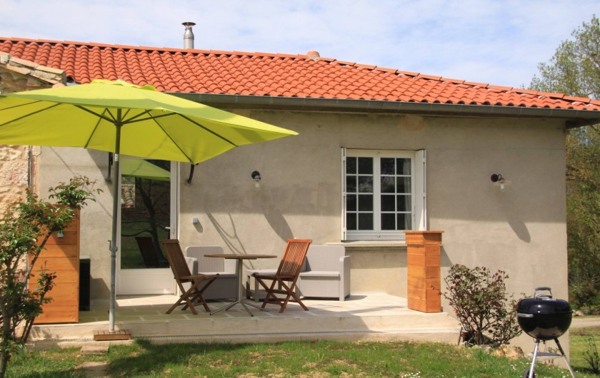 Location de vacances - Gîte à Senouillac - le gite : la terrasse avec sa table de jardin, ses fauteuils et son barbecue
