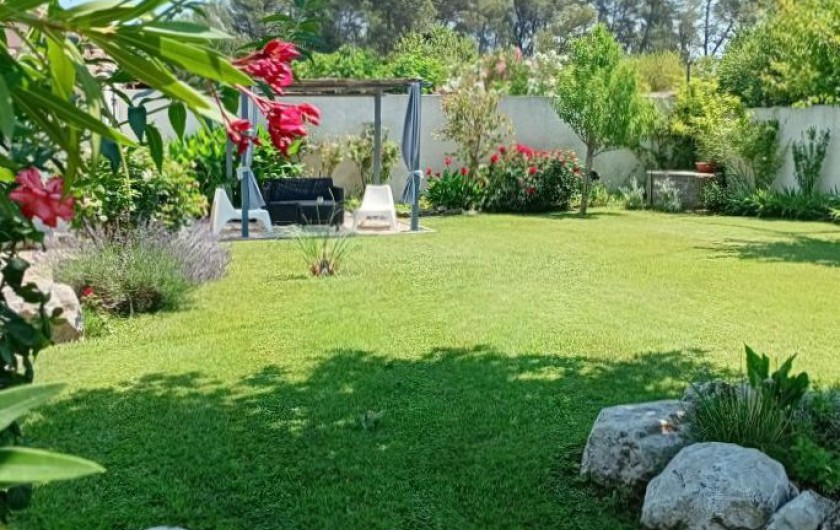 Location de vacances - Gîte à L'Isle-sur-la-Sorgue - Terrasse privative pour la détente avec vue sur piscine