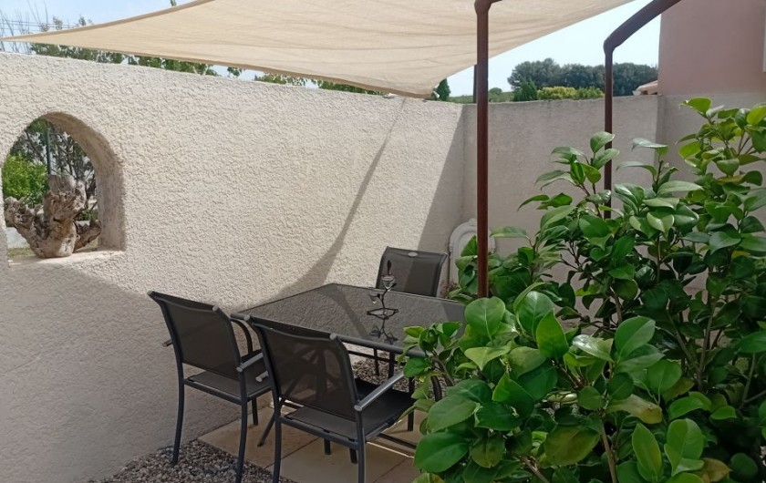 Location de vacances - Gîte à L'Isle-sur-la-Sorgue - Terrasse privative pour les repas