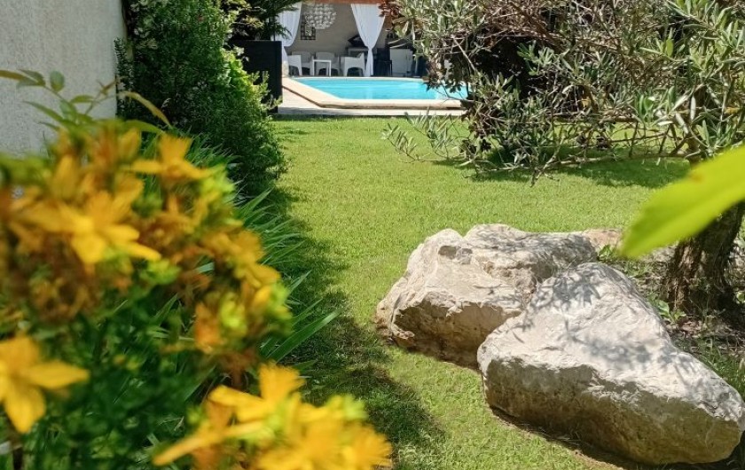 Location de vacances - Gîte à L'Isle-sur-la-Sorgue - Au fond du jardin