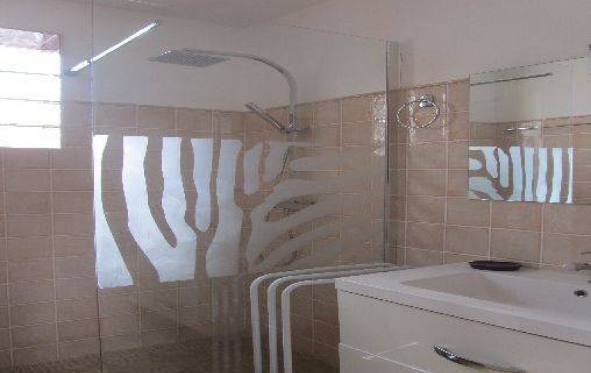 Location de vacances - Gîte à Puimisson - Salle d'eau avec douche à l'italienne et meuble lavabo.