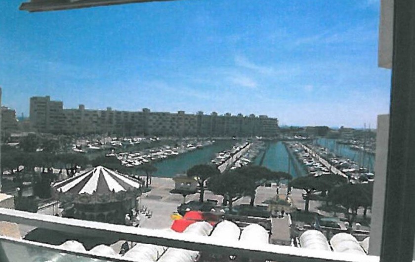 Vue panoramique de la terrasse sur le port de plaisance.