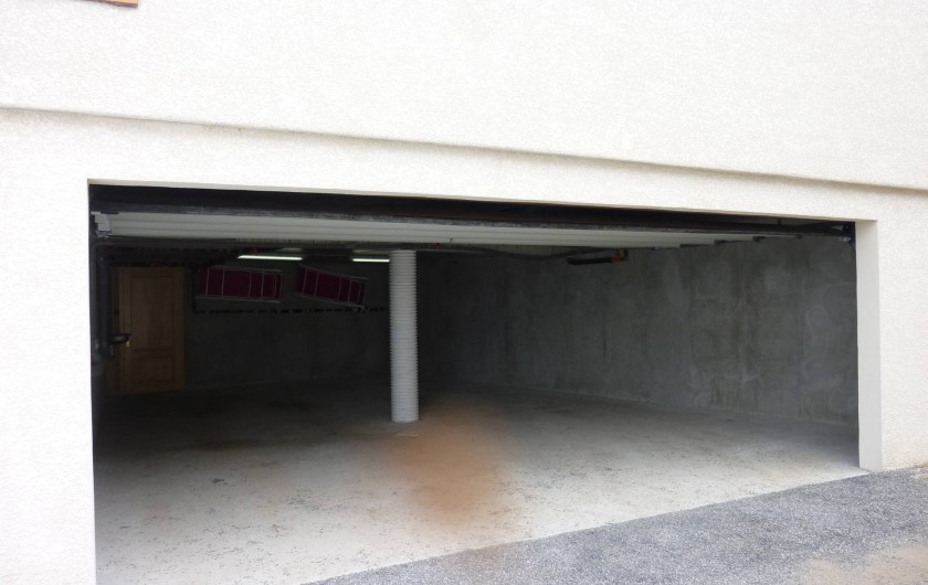 Location de vacances - Chalet à Les Orres - Le grand garage de Bellevue où peuvent loger 4 grandes voitures.