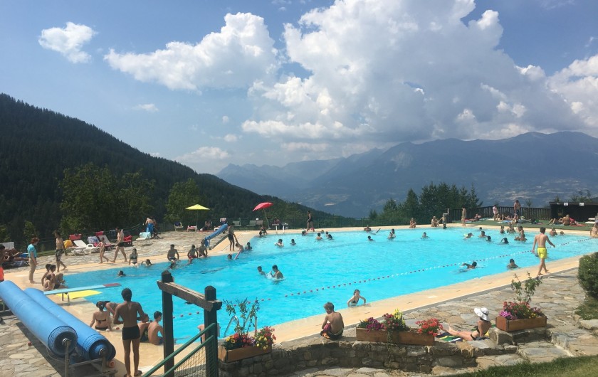 Location de vacances - Chalet à Les Orres - La piscine à 150m des chalets