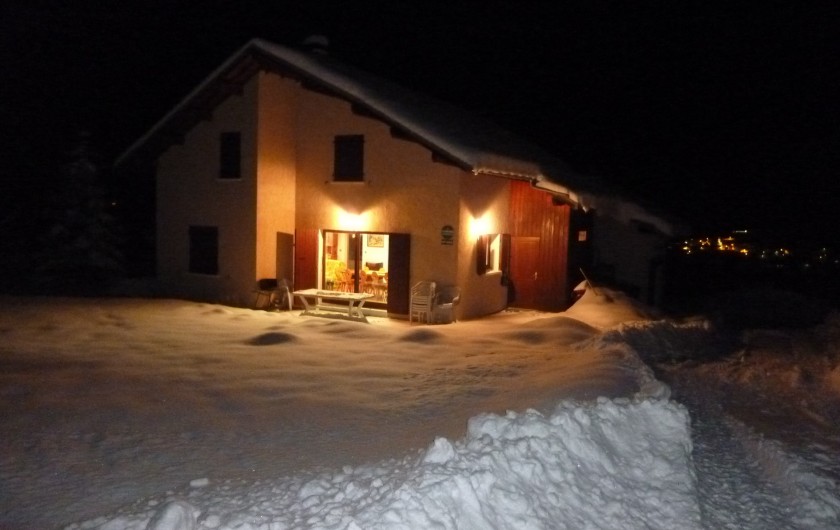 Location de vacances - Chalet à Les Orres - Le soir venu, retour du ski pour un beau feu de cheminée. Bienvenus!