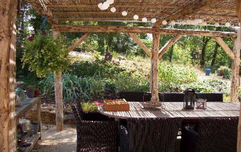 Location de vacances - Villa à Salviac - La terrasse à côté de la cuisine.