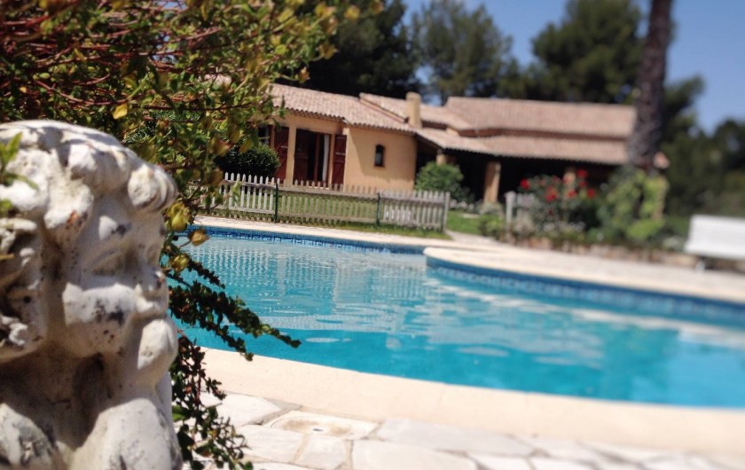Location de vacances - Villa à Le Castellet - Piscine et plage et pool house.