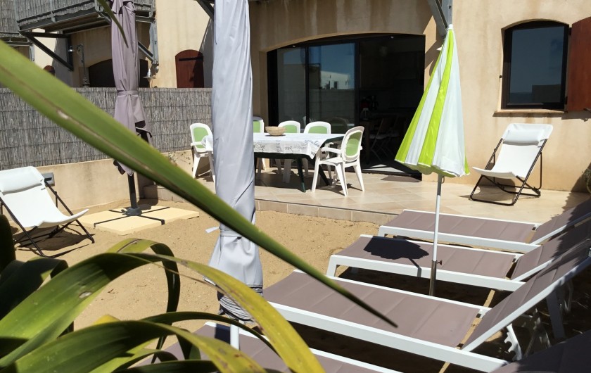 Location de vacances - Appartement à La Croix-Valmer - Le T4 de 69 m2 est en rez de plage, avec un jardin de sable, privatif,de 50 m2,
