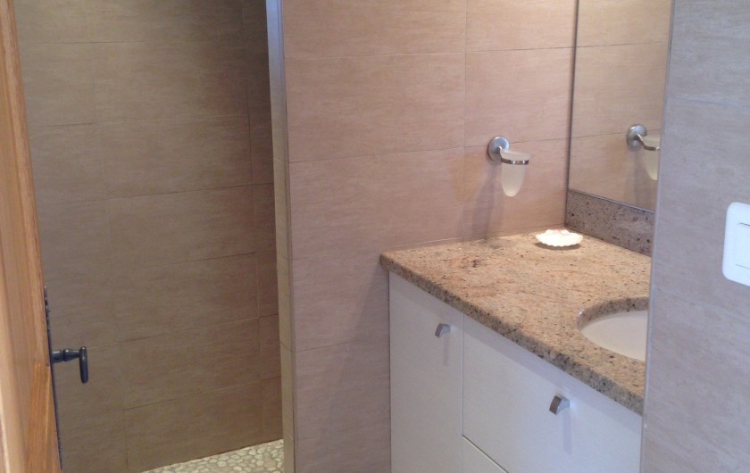 Location de vacances - Appartement à La Croix-Valmer - Une salle d'eau avec une douche à l'italienne, WC séparé.