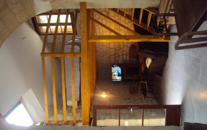 Location de vacances - Gîte à Dénezé-sous-Doué - en bas salon  en haut mezzanine avec lit  2 personnes