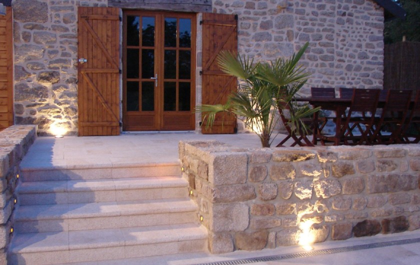 Location de vacances - Gîte à Ambazac - la terrasse qui surplombe la piscine ouvre sur le four à pain du village
