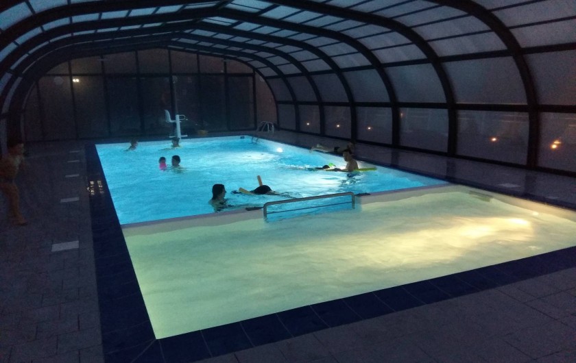 Location de vacances - Chalet à Menet - piscine couverte et chauffée ouverte du 7 avril au 31 octobre.