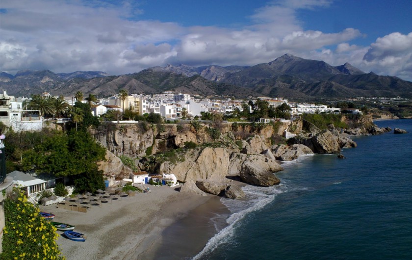 Location de vacances - Appartement à Nerja - La plage de Calahonda et les montagnes de la Sierra Almijara