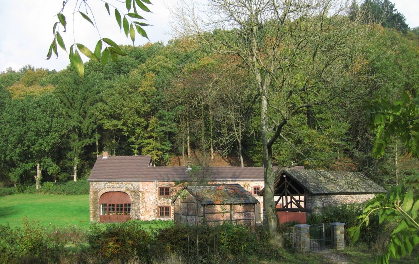 Location de vacances - Villa à Rendeux-Bas - Ensemble des 3 bâtiments vu de la passerelle piétonnière.