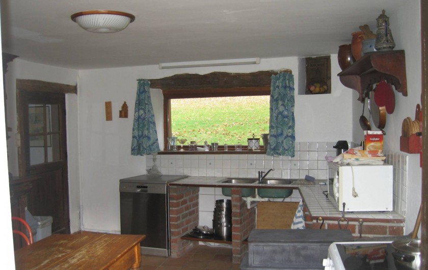 Location de vacances - Villa à Rendeux-Bas - La cuisine avec lavevaisselle,cuisinière vitro-céramique, four,frigo-congélateur