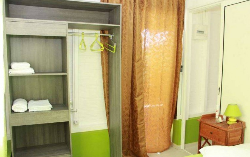 Location de vacances - Bungalow - Mobilhome à Rivière-Salée - Dressing chambre n°1