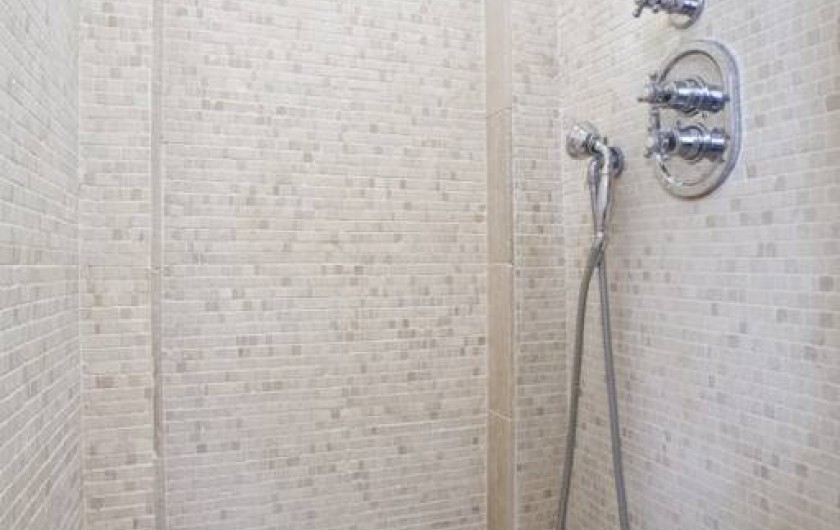 Douche en marbre d'Italie attenante à la chambre de Marie-Antoinette