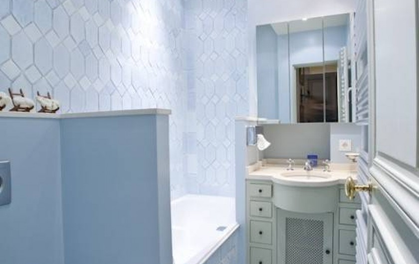 Location de vacances - Appartement à Champs-Élysées - Salle de bain bleue avec ses toilettes