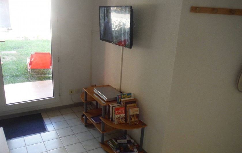 Location de vacances - Appartement à Digne-les-Bains - Coin tv et lecteur dvd ainsi que des dvd fournis !