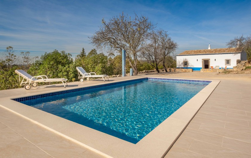Location de vacances - Villa à Gorjões - Façade +piscine